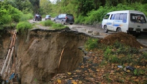 GoRiau Material Longsor Timbun Badan Jalan Setinggi 30 Meter, Jalur Padang-Jambi Putus Total