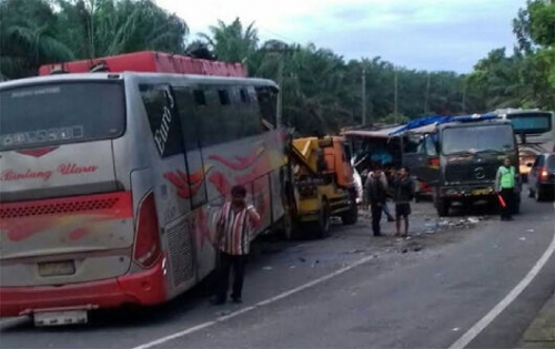 Bus Medan Jaya Tujuan Pekanbaru Ditabrak Bintang Utara di Labusel, 4 Penumpang Tewas, 5 Luka-luka
