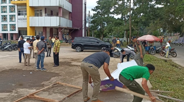 Ganggu Ketertiban Umum, Satpol PP Inhil Bersihkan Baliho Kadaluarsa