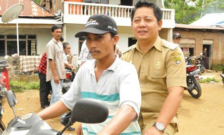 Pria Bertato Bawa Badik Teriak-teriak Cari Bupati di Kantornya