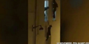 GoRiau Teror di Paris, Wanita Hamil Bergantung di Jendela Gedung Konser Bataclan Saat Pria Bersenjata Berondongkan Peluru, Ini Fotonya