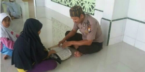 GoRiau Setiap Sore, Polisi Ini Mengajarkan Anak-anak Mengaji di TPA