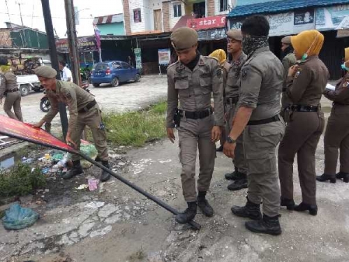 Bersihkan Jalan, Satpol PP Pekanbaru Bongkar Bangunan Liar