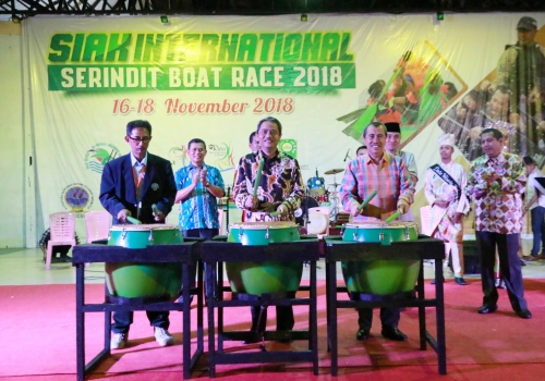 Syamsuar Ajak Pelaku UMKM Pasarkan Produk Unggulan Selama Kejuaraan Pacu Sampan Serindit Boat Race