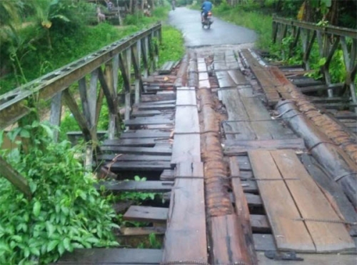 Jembatan Penghubung Tiga Desa di Batang Gangsal Inhu Nyaris Ambruk