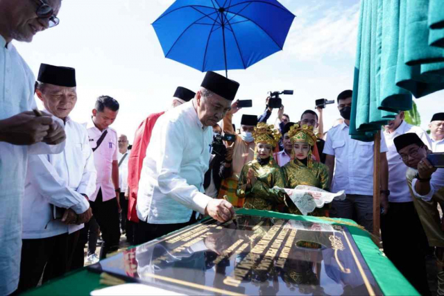 Letakkan Batu Pertama Pembangunan Ponpes Ma’had Islam Riau, Ini Pesan Gubri Syamsuar
