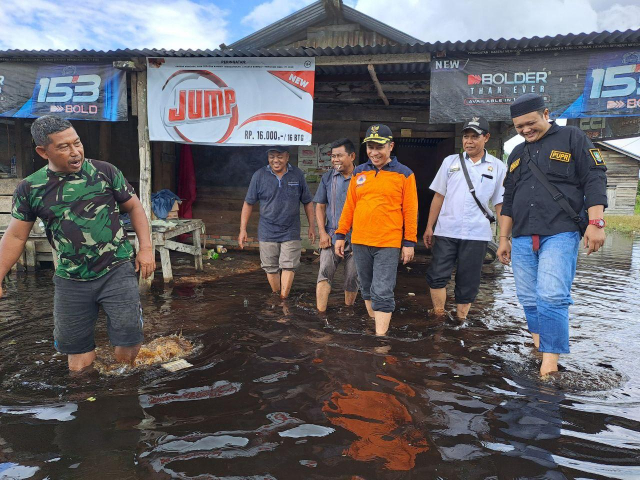 Dikunjungi Wabup Bengkalis, Warga Terdampak Banjir di Siak Kecil Minta Bantuan Cuci Parit