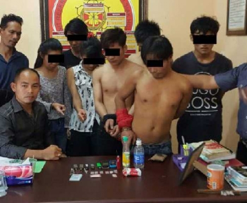 2 Wanita Cantik Tertangkap Sedang Pesta Narkoba Bersama 5 Pria di Kos-kosan Daerah Siak Hulu