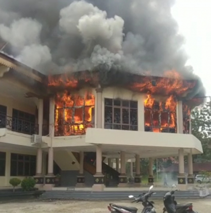 Api Membara di Gedung Utama DPRD Inhu