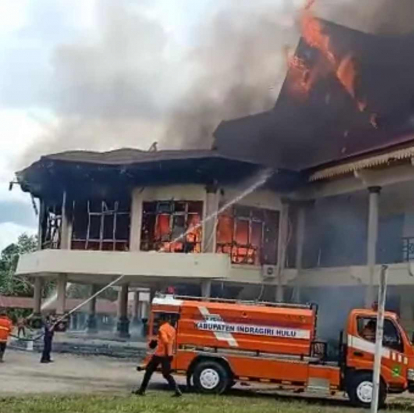 Breaking News: Kantor DPRD Inhu Terbakar