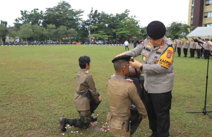 GoRiau Kapolda Riau Pimpin Tradisi Pembaretan 327 Bintara Remaja