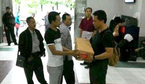 GoRiau PWI Jombang Salurkan Bantuan Dino Patti Djalal untuk Pengungsi Gunung Kelud
