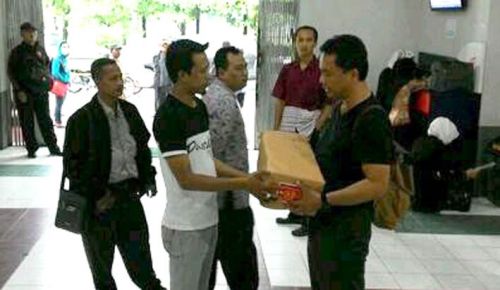 PWI Jombang Salurkan Bantuan Dino Patti Djalal untuk Pengungsi Gunung Kelud