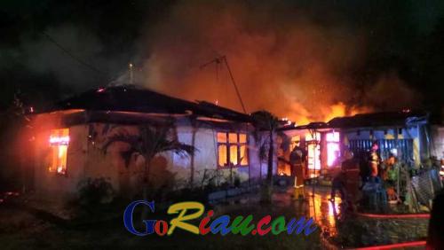 Baru Saja! Kebakaran Hanguskan Rumah Warga di Labuhbaru Timur, Aksi Heroik Azis Selamatkan 7 Penghuninya