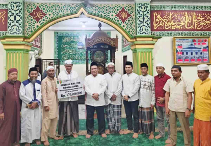 GoRiau Wagub Riau Serahkan Bantuan CSR PT Riau Petroleum Rp170 Juta untuk Rumah Tahfidz Masjid Ar-Rosydin