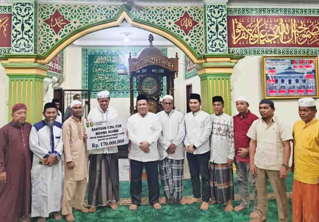 Wagub Riau Serahkan Bantuan CSR PT Riau Petroleum Rp170 Juta untuk Rumah Tahfidz Masjid Ar-Rosydin
