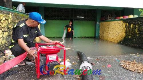 Jadi Pemicu Banjir, BPBD-Damkar Keluarkan Seonggok Sampah dari Selokan di Pasar Bawah
