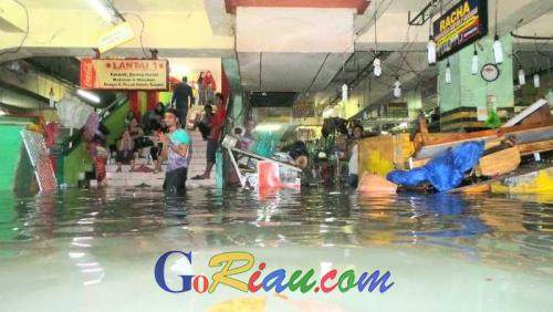 Terendam Banjir 1 Meter, Aktivitas Jualan di Basement Pasar Bawah Lumpuh Total Hingga Siang