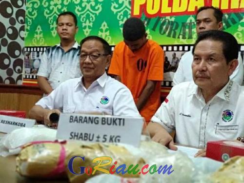 Kurir Pembawa 5 Kilogram Sabu Ditangkap Ditnarkoba Polda Riau saat Makan di Jalan Lintas Duri - Dumai