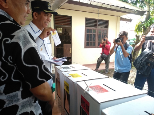 Usai Meninjau TPS Bersama Pemprov Riau, Walikota Pekanbaru Datangi TPS 38