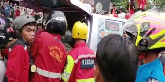 Ruko Terbakar Setelah Ditabrak Mobil, 7 Orang Sekeluarga Tewas
