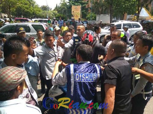 Dipukuli dan Seragam Dilucuti, Pengemudi GoJek Turut Jadi Sasaran Sweeping Supir Taksi di Pekanbaru