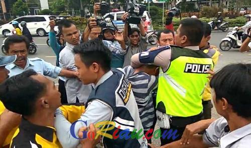 Polisi Bakal Dalami Aksi Pemukulan Oleh Pengemudi Taksi Terhadap Supir Uber dan Driver GoJek di Pekanbaru
