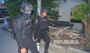 GoRiau Densus 88 Tangkap Penjual Pisang dan Sita Buku Bertulisan Huruf Arab
