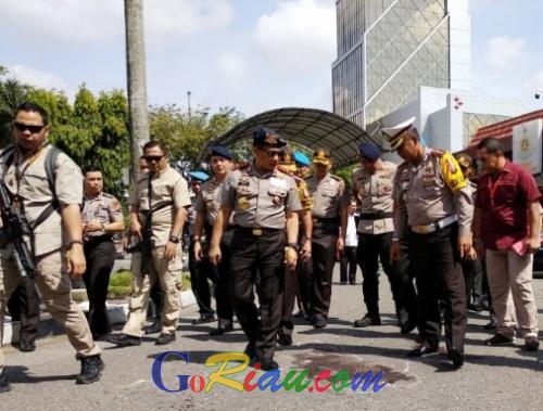 Tiba di Pekanbaru dengan Dijaga Ketat, Kapolri Langsung Cek Lokasi Penyerangan Terduga Teroris di Polda Riau