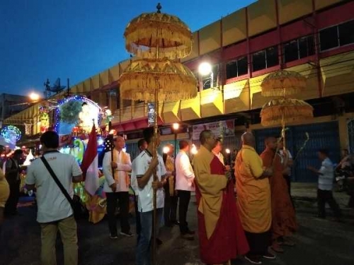 Gelar Pawai, Ribuan Umat Budha Sambut Waisak 2563BE/2019