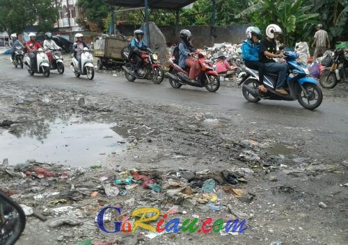 Gubernur Riau <em>No Comment</em> Sambil Angkat Tangan, Ini Penyebabnya..