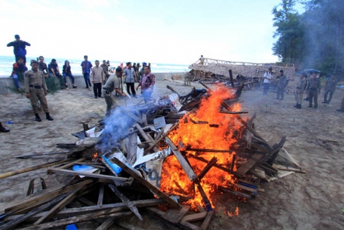 Setelah Dirobohkan, Pondok Mesum di Pantai Wisata Dibakar Satpol PP