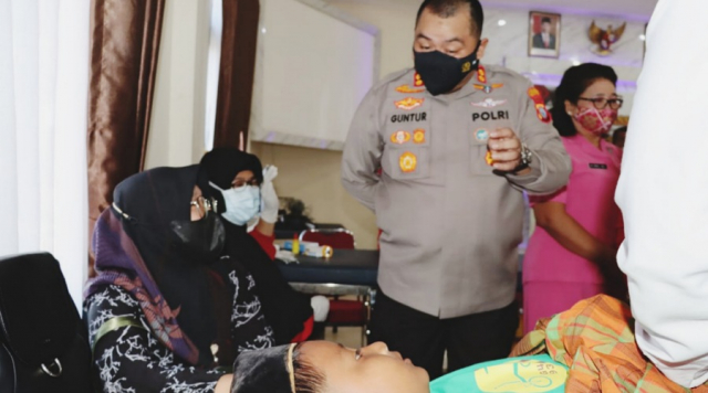 HUT ke-76 Bhayangkara Polres Pelalawan Gelar Sunatan Massal dan Vaksinasi