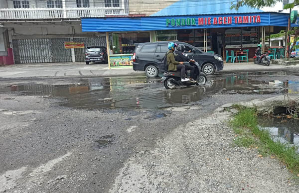 Drainase Mampet Bikin Jalan Rusak, DPRD Tunggu Komitmen Pemko Pekanbaru