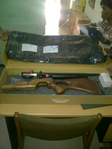 Ada Paket Mencurigakan, Polisi Amankan Sepucuk Senjata Laras Panjang dari Bandara SSK II Pekanbaru