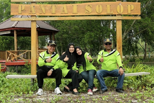 Hari Bhakti Adhyaksa, Bupati dan Kajari Inhil Tanam Mangrove Teruntum Merah di Pantai Solop Pulau Cawan