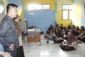 GoRiau Ironis, Meski Lokasinya Dekat Pusat Kekuasaan, 66 Siswa MTsN Depok Belajar di Lantai karena Kekurangan Meja dan Kursi