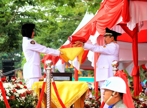 Cerita si Pembawa Baki Bendera Merah Putih di Depan Istana Siak