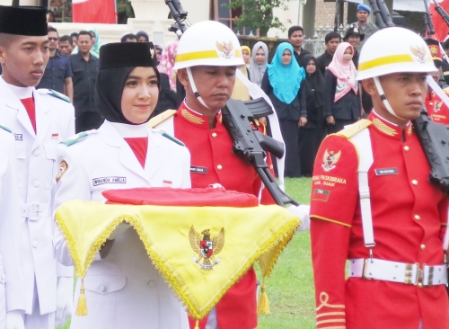 Cerita Putri Balai Kayang Pembawa Baki Bendera Merah Putih di Depan Istana Siak Sri Indrapura