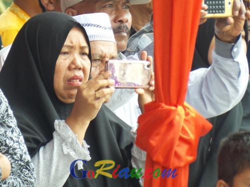 Ibunda Wulan Sabillah Histeris Lihat Anaknya Membawa Baki saat Pengibaran Merah Putih di Lapangan Kantor Gubernur Riau