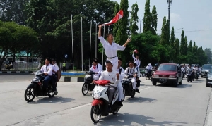 Demi Kibarkan Bendera Merah Putih, Ratusan Pelajar di Kota Dumai Konvoi dan Berdiri di Sepeda Motor