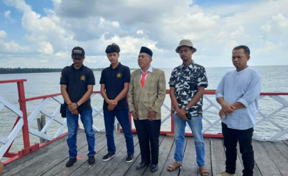 Suarakan Aspirasi Masyarakat di Perbatasan Negara, Anggota DPRD Riau Gelar Upacara Bendera