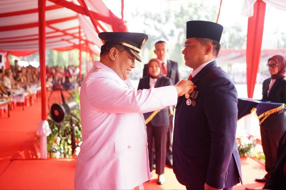 Mengabdi Puluhan Tahun, Tiga ASN Pemprov Riau Raih Tanda Kehormatan