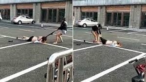 Dua Wanita Muda Berkelahi di Jalan Hingga Nyaris Bugil, Begini Penampakannya