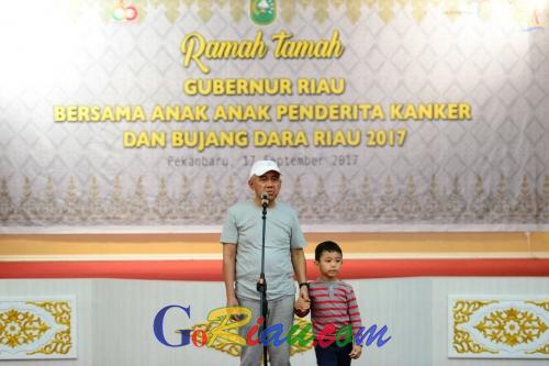 Bawa Cucu, Gubernur Riau Temui Anak-anak Penderita Kanker di Pekanbaru