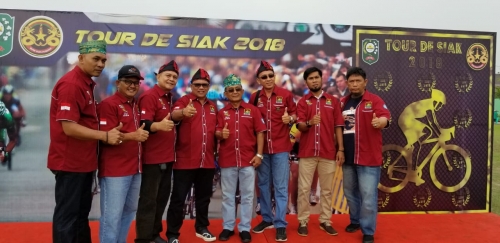 Keren, Rombongan PSF Chapter Riau dan Ketua Umum Datang Mengenakan Tanjak ke Tour de Siak 2018