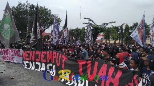 Suarakan Hak Pemain PSPS 5 Bulan Tak Gajian, Seribuan Massa Curva Nord Geruduk Kantor Gubernur Riau