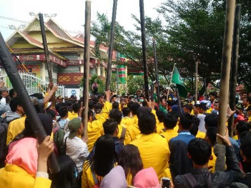 Protes Anjloknya Rupiah, Giliran Unilak Bawa Ratusan Mahasiswa Labrak DPRD Riau
