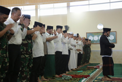 Potret Jokowi Tengah Mengikuti Salat Istisqa Minta Hujan di Riau