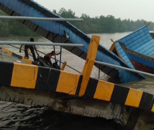 Diduga Ditabrak Roro, Jembatan Pelabuhan Tanjung Buton Siak Ambruk